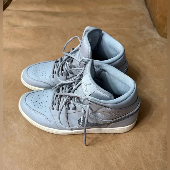 Jordan 1 Mid Wolf Gray Cool Men’s Size 10 Athletic Basketball Sneaker - Picture 3 of 11